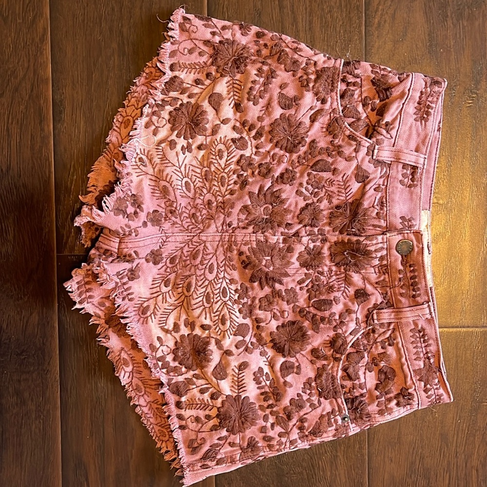 Free people shorts. Size 26. Embroidered floral flowers. mauve - Picture 5 of 8